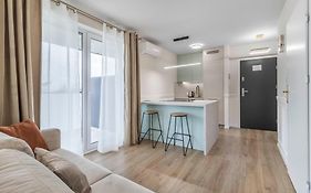 Nowoczesny apartament z balkonem i widokiem na miasto
